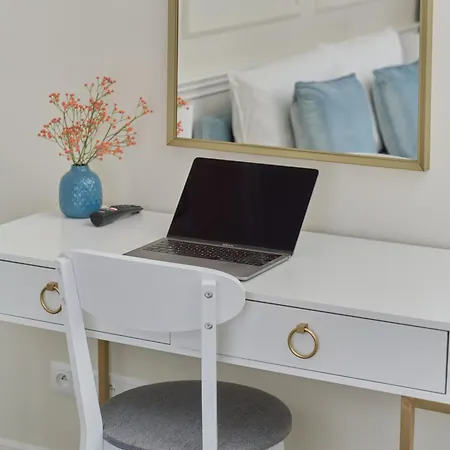 Pastel & Floral With Parking In By Renters Lägenhet