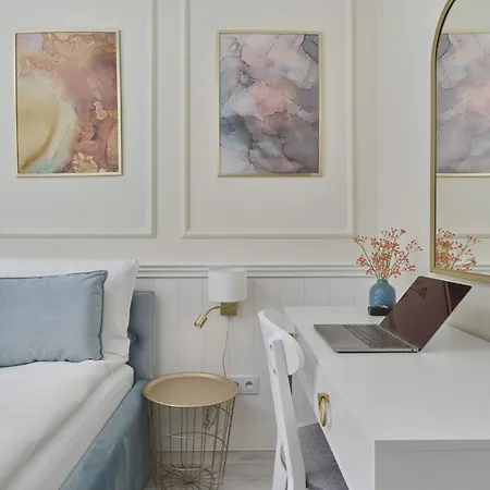 Pastel & Floral With Parking In By Renters Lägenhet