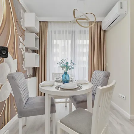 Pastel & Floral With Parking In By Renters Lägenhet